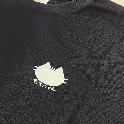 たてにゃんTシャツ紺 前プリント.jpg